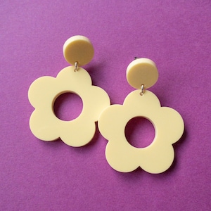 Pastellgelb Große Blumen-Bolzen-Ohrringe |  60er Jahre Stil | Retro Laser Cut Acryl Schmuck | Kawaii Pastell Regenbogen Y2K Fairycore