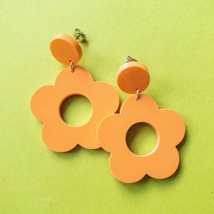 Pastell Orange Pfirsich Große Blumen Bolzen Ohrringe |  60er Jahre Stil | Retro Laser Cut Acryl Schmuck | Kawaii Pastell Regenbogen Y2K Fairycore