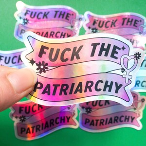 家父長制をぶっ潰せ | フェミニストの怒れる女の少女時代 | 光沢のあるビニール製明るいホログラフィックステッカー | 耐水性・耐候性 | ノートパソコン・携帯電話