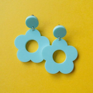 Pastell Türkis Mint Große Blumen-Bolzen-Ohrringe | 60er Jahre Stil | Retro Laser Cut Acryl Schmuck | Kawaii Regenbogen Y2K Fairycore