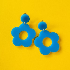 Helle blaue große Blumen-Bolzen-Ohrringe | Einfarbiges Mod 60er Jahre Design | Retro Laser Cut Acryl Schmuck