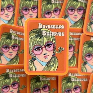 Jaren '60 '70 meisje vintage illustratie | Dikke, matte vinylsticker | Waterbestendig weerbestendig | Daydream Believer Hippie| Retro-modus uit de jaren 60