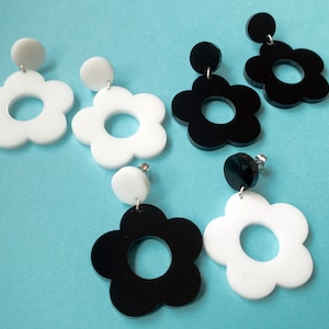 Monochrome Mod 60er Jahre Stil | Schwarze und weiße Blumen Ohrringe | Retro Laser Cut Acryl Schmuck | Großer glänzender Ohrstecker-Rücken