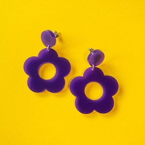 Helle lila große Blumen-Bolzen-Ohrringe | Einfarbiges Mod 60er Jahre Design | Retro Laser Cut Acryl Schmuck