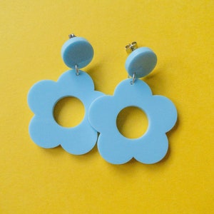 Pastell Blau Große Blumen Ohrstecker baumeln |  60er Jahre Stil | Retro Laser Cut Acryl Schmuck | Kawaii Pastell Regenbogen Y2K Fairycore