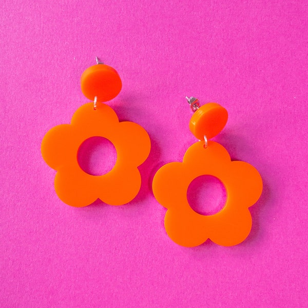 Boucles d'Oreilles Pendantes Grande Fleur Orange Vif | Style monochrome des années 60 | Bijoux rétro en acrylique découpé au laser