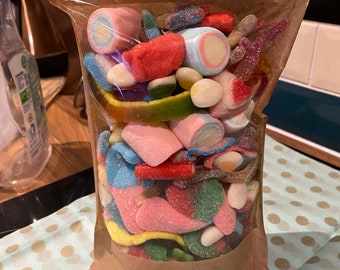 Pick n Mix Candy: Resealable Pouch with Gummy, Fizzy, Marshmallow & Chocolate Sweets