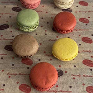 An assortment of 7 flavoured Macarons served in a gift box! Perfect to gift to a loved one