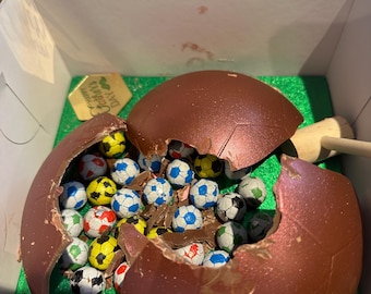 Chocolate Football Smashum – 500g | Filled with Mini Chocolate Balls + Wooden Hammer