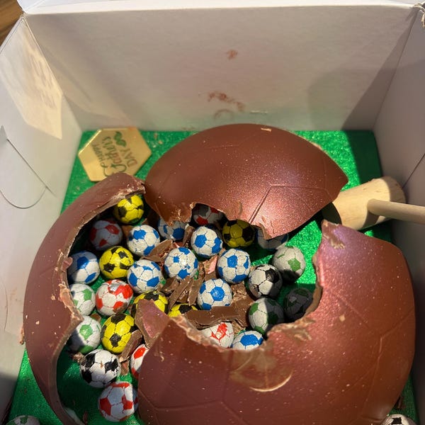 Chocolate Football Smashum – 500g | Filled with Mini Chocolate Balls + Wooden Hammer