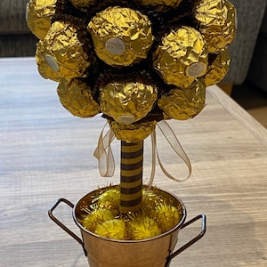 Gift a Sweet Tree to a Loved One!Small Deluxe Sweet Tree – A Touch of Luxury in Every Bite! Choose between Ferrero Rocher or Lindt