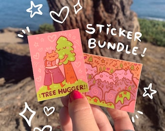 Könnte beinhalten: Zwei Aufkleber mit einem Cartoon-Baumumarmer und einer fantasievollen Waldszene. Die Aufkleber sind rosa und grün mit weißen Umrissen und tragen die Aufschrift "Sticker Bundle!" und "Tree Hugger!"