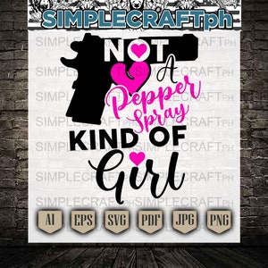 以下が含まれることがあります： 黒とピンクで「NOT A Pepper Spray KIND OF GIRL」というテキストが書かれた白い背景。テキストの上には銃の黒いシルエットがあります。画像には、AI、EPS、SVG、PDF、JPG、PNGのファイルタイプアイコンも含まれています。