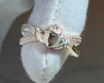 Solid Silver Fede Gimmel ring, Claddagh Ring, Holding hands ring, Love Heart ring, love ring, Women rings, Hammered ring