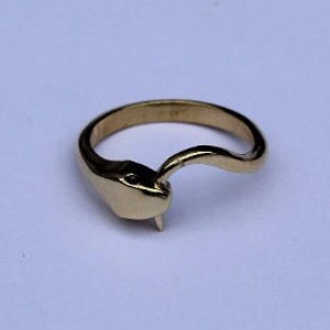 Könnte beinhalten: Ein goldener Schlangenring mit einem detaillierten Kopf und einem geschwungenen Körper.