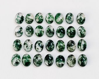 Può includere: Venticinque cabochon ovali in agata verde muschio. Le pietre hanno una base traslucida, di colore bianco latte con inclusiones verdi che assomigliano a muschio.