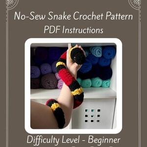 Könnte beinhalten: Ein Häkelmuster für eine Schlange mit PDF-Anleitung. Die Schlange ist rot, schwarz und gelb. Der Schwierigkeitsgrad ist Anfänger. Der Text auf dem Bild lautet "No-Sew Snake Crochet Pattern PDF Instructions" und "Pattern Only - Not a Physical Item."