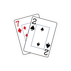 Può includere: Due carte da gioco: il sette di quadri e il due di picche. Il sette di quadri ha un sette rosso e simboli di quadri rossi. Il due di picche ha un due nero e tre simboli di picche neri.