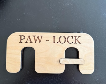 Paw-Lock: con opción de bloqueo para que la cerradura pueda permanecer en la puerta evitando que esos molestos animales abran las puertas francesas interiores