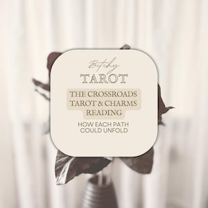 Può includere: Un cartello quadrato color crema con angoli arrotondati che riporta il testo Bitchy TAROT, THE CROSSROADS TAROT & CHARMS READING e HOW EACH PATH COULD UNFOLD in caratteri marrone scuro, centrato su uno sfondo floreale morbido e sfocato.