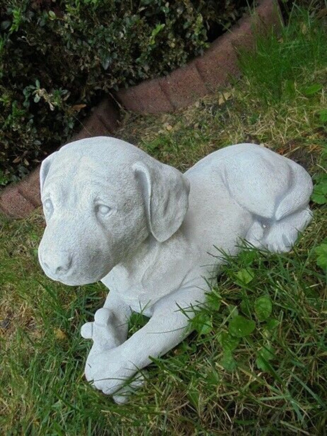 outdoor labrador retriever statue