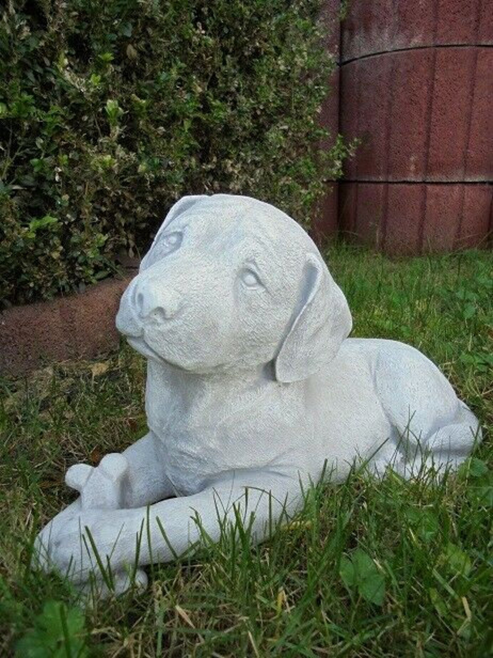 outdoor labrador retriever statue