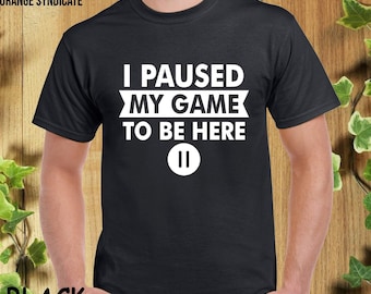 I Paused My Game To Be Hier T-Shirt, Lustiges Gamer Tee