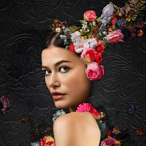 Femme Fatale II - Vibrante Fiore Moda Ritratto, Stampa d'Arte, Donna potente, Moderno, Botanici Still Life, Carta Premium Luster