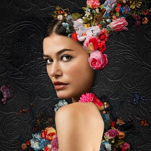 Femme Fatale II - Vibrant Flower Fashion Photography, Stampa d'Arte, Fotografia Digitale, Floral Wall Art, Carta opaca Premium
