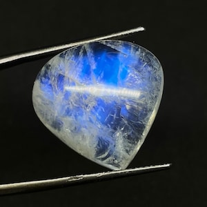 Blue Flashy Rainbow Moonstone Heart Cabochon: 30.70 Carat Gemstone, 21x22x9mm