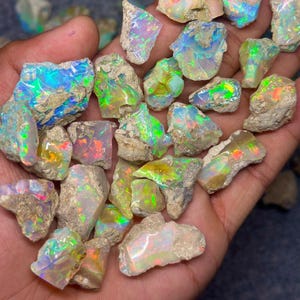 エチオピア産マルチファイアオパール原石ロット、10 ピース 50