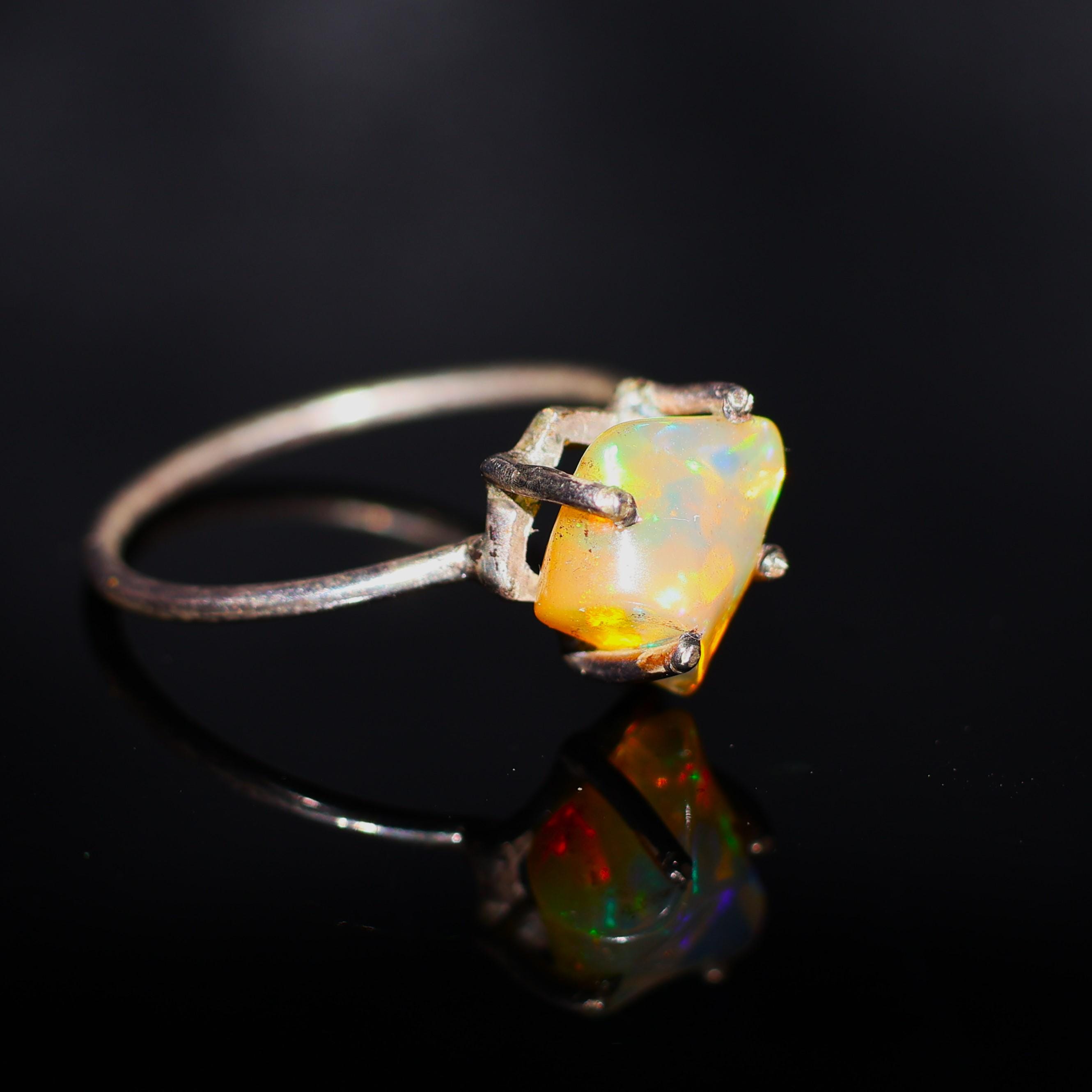 オパール装飾のエレガントリング オパールポリッシュラフエレガントスタイリッシュスターリング