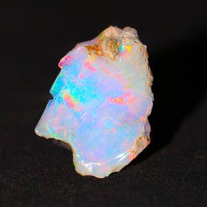 Lotto di opale grezzo multi-fuoco etiope, 1 pezzo da 3,95 carati, opale grezzo di qualità di taglio, pietra preziosa sciolta per la creazione di gioielli.