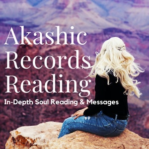 Puede incluir: Una mujer con el pelo largo y rubio se sienta en una roca con vistas a un ca&ntilde;&oacute;n morado y rosa. El texto "Akashic Records Reading" y "In-Depth Soul Reading & Messages" se muestra en la imagen.