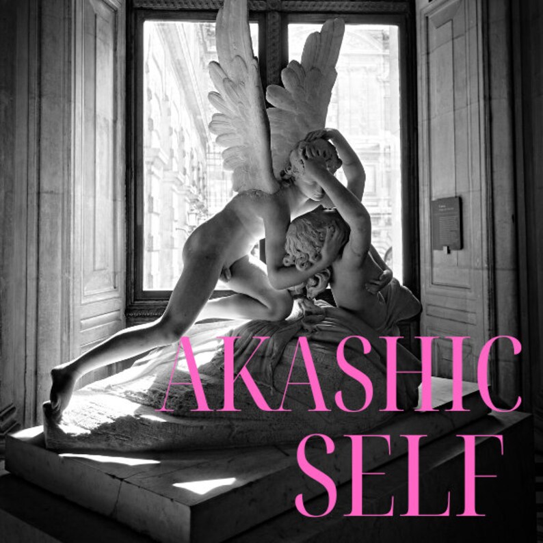 Puede incluir: Fotograf&iacute;a en blanco y negro de una escultura de dos figuras, una con alas, abraz&aacute;ndose. La escultura est&aacute; en un entorno de museo con una ventana en el fondo. El texto "AKASHIC SELF" est&aacute; superpuesto a la imagen en rosa.