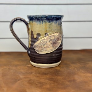 Mug fait main avec logo d'opossum mort