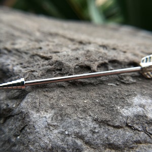 Piercing industrial de acero quirúrgico con forma de flecha de 14 g, joyería para piercings, piercing industrial.
