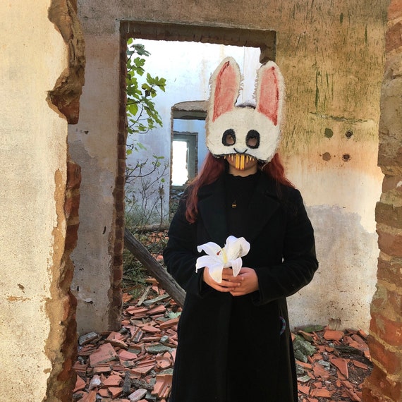 Maschera da coniglio inquietante, maschera in maschera spaventosa, maschera  da coniglio in tela bianca Costume da coniglio di Halloween per adulti  Oggetti di scena horror personalizzati fatti a mano - Etsy Italia