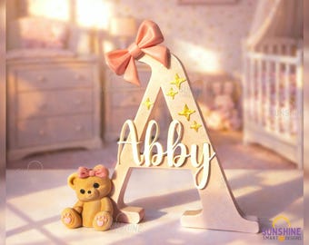 Letra inicial decorativa con nombre, personalizable para colocar de pie o colgar. Tamaños y colores a elegir. Ideal para habitación infantil o infantil.