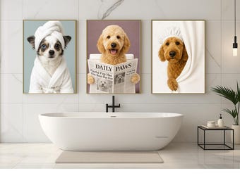 Puede incluir: Tres retratos de perros enmarcados en un baño. Uno lleva una bata y una toalla de spa, otro lee un periódico y el tercero se asoma por detrás de una cortina. Una bañera blanca y una mesita auxiliar completan la escena.