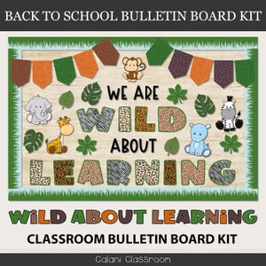 Op de afbeelding: Klassenbordpakket met junglethema. De woorden 'We are Wild About Learning' worden weergegeven met letters met dierenprint. Inclusief dierenuitsparingen, bladeren en decoratieve vlaggetjes. De tekst 'Back to School Bulletin Board Kit' staat bovenaan.