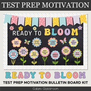 Op de afbeelding: Een kleurrijke prikbordkit met de tekst "READY TO BLOOM" en motiverende zinnen. Het bord bevat bloemvormige uitsparingen met zinnen als "Don't Rush" en "Keep Going". De bovenkant is versierd met decoratieve banners in verschillende kleuren. De kit is ontworpen voor examenvoorbereiding.