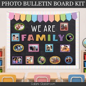 Könnte beinhalten: Ein Fotopinnwand-Set mit schwarzem Tafelhintergrund und dem Text WE ARE FAMILY in bunten Blockbuchstaben. Das Set enthält verschiedene dekorative Rahmen in Pink, Blau, Grün und Gelb, in denen Familienfotos präsentiert werden.