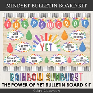 以下が含まれることがあります： 虹色の太陽の光が差し込むデザインの教室の掲示板キットです。キットには「The Power of Yet」という言葉と、「私はこれできません」や「私はこれが理解できません」などのフレーズが書かれたカラフルな雨滴がいくつか含まれています。