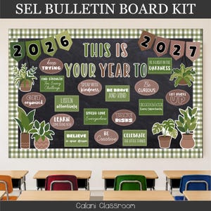 Pode incluir: Um kit de quadro de avisos SEL com fundo de lousa preta e borda xadrez verde e branca. Inclui bandeirolas com 2026 e 2027, ilustrações de plantas em vasos e placas ovais e retangulares com textos motivacionais.