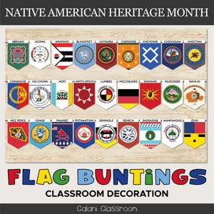 Puede incluir: Una decoración para el aula con banderines de banderas que representan a varias tribus nativas americanas. Las banderas son coloridas e incluyen los nombres de las tribus. También se ve el texto "Native American Heritage Month" y "Flag Buntings Classroom Decoration".