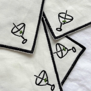 Posavasos de cóctel bordados Martini, servilletas, posavasos estilo Anthropologie Oliver Bonas, cena estética con martini sucio