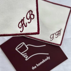 Set mit 2 benutzerdefinierten Monogramm-Initial gestickten Cocktail-Untersetzern, ästhetisches Abendessen-Party-Gastgeschenk, Hochzeitsgeschenke, Tischkarten