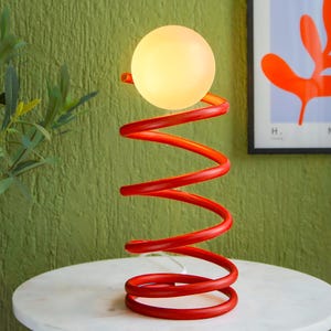 ユニークな赤い抽象的な調光可能なステートメントテーブルランプ、丸い球状のガラスのライトシェードを備えたモダンで折衷的な風変わりなマキシマリストパイプランプ