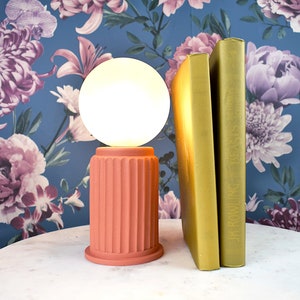 Adeera | Mała, przyciemniana pomarańczowa lampa stołowa z kloszem szklanym, nowoczesna ceramiczna lampka nocna, lampa akcentująca lub lampa biurkowa